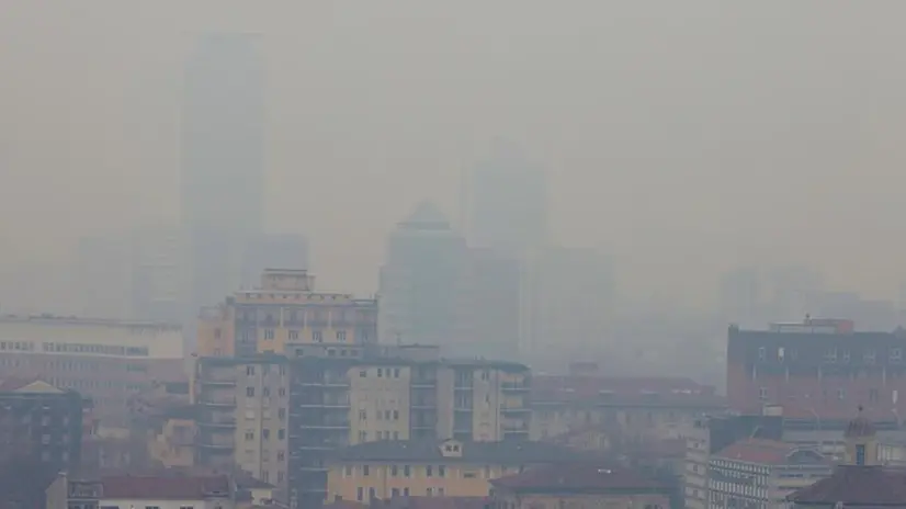 Una veduta di Brescia, dove sono stati superati i limiti di Pm10 nell'aria - Foto Ansa © www.giornaledibrescia.it