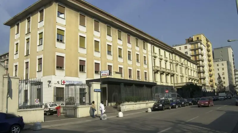 L'ospedale Sant'Orsola, chiuso da 10 anni, in una foto del 2005 - Foto Gabriele Strada/Neg © www.giornaledibrescia.it