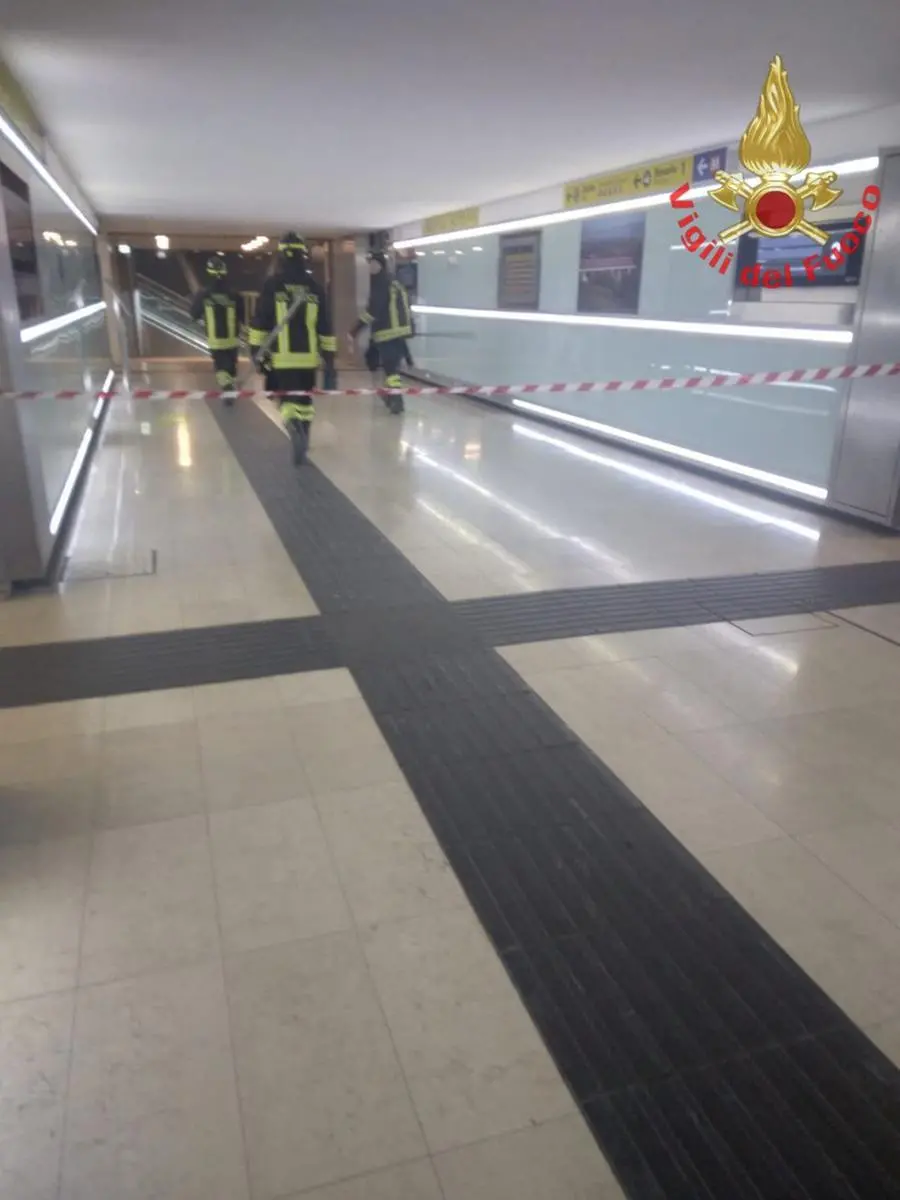 L'intervento dei Vigili del fuoco nel tunnel della Stazione