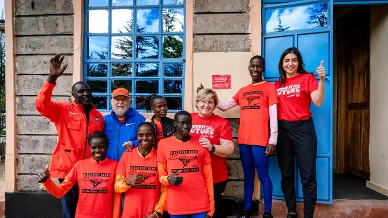 Gabriele Rosa, tra coach Erick Kimayio e Brigid Kosgei all'inaugurazione di una scuola materna a Kapsait - Foto Fabiana Zanola