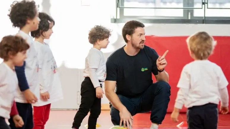 Un educatore durante una lezione con i piccoli - © www.giornaledibrescia.it