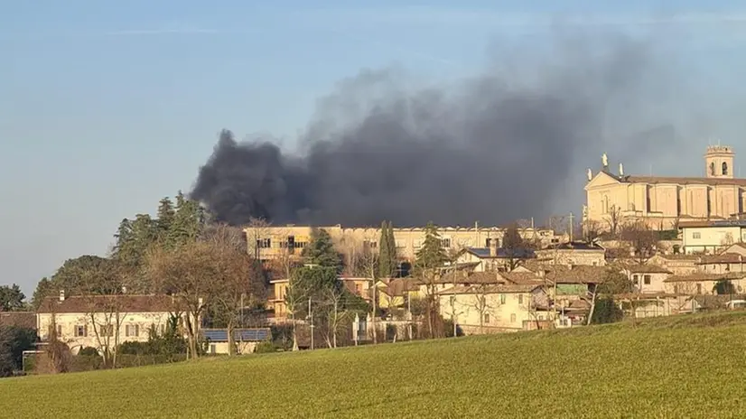 Fumo nero nel cielo di Calcinato, teatro dell'incendio nell'ex calzificio appiccato a quanto pare da vandali - © www.giornaledibrescia.it