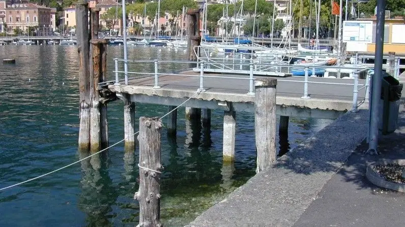 Il pontile di Navigarda a Maderno: i pali mostrano i segni del basso livello dell'acqua del lago