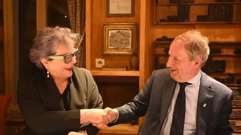 Stretta di mano tra la presidente Beatrice Saottini e il numero uno della Fiva Tiddo Bresters - © www.giornaledibrescia.it