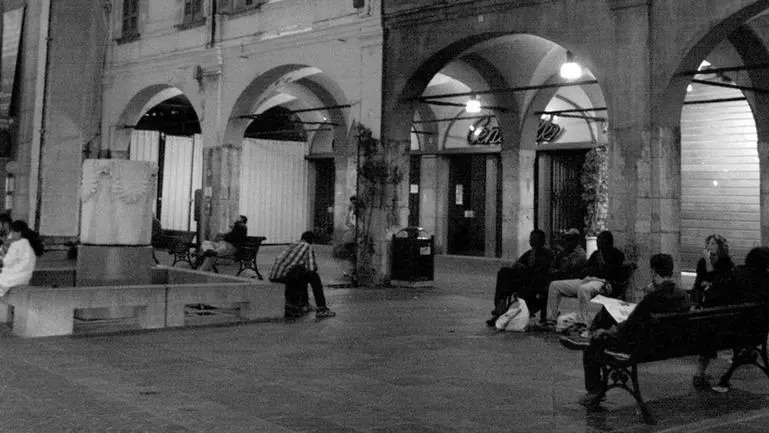Le vecchie e comode panchine con schienale in corso Zanardelli - © www.giornaledibrescia.it
