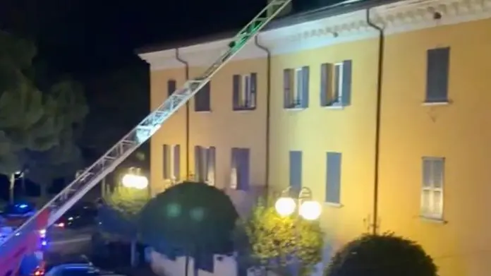 Il fumo si è levato da una palazzina di piazza Feltrinelli a Desenzano - Foto © www.giornaledibrescia.it