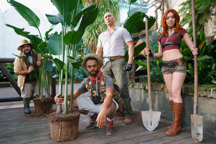 I cosplayer che hanno posato le prime piante del labirinto targato Jumanji a Gardaland