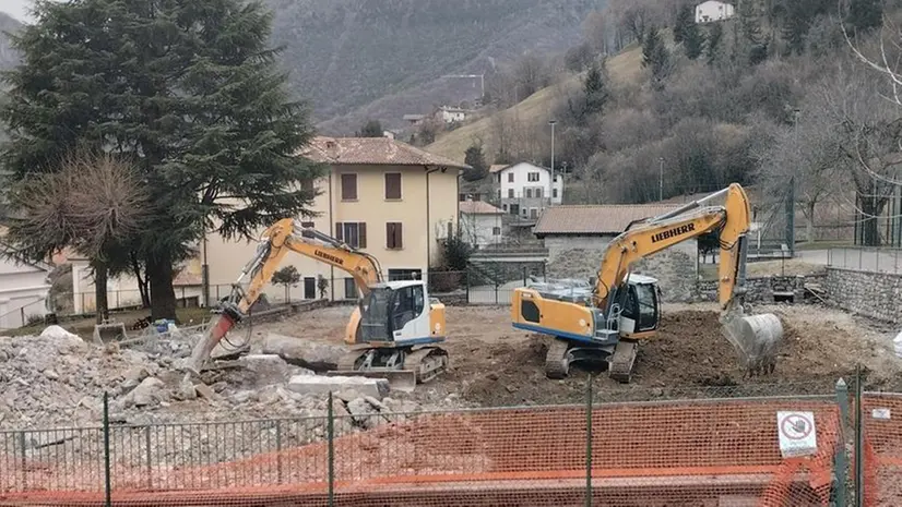 Il cantiere. Al posto della materna sorgerà una palazzina di due piani più il seminterrato