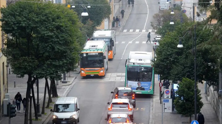 I bus in sosta alle fermate di via Mazzini a Brescia
