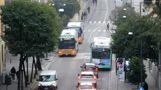 I bus in sosta alle fermate di via Mazzini a Brescia