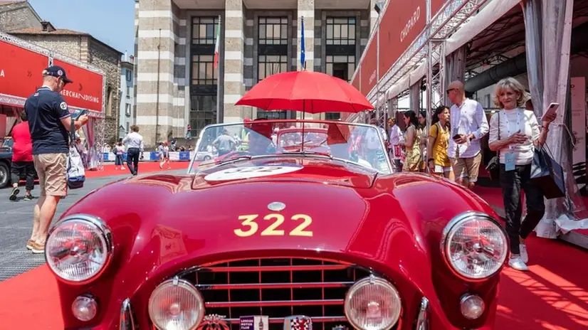 Una vettura alla punzonatura della Mille Miglia - © www.giornaledibrescia.it