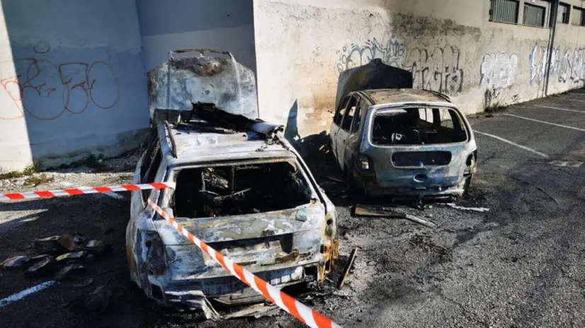 Le auto andate a fuoco in via Fiorentini