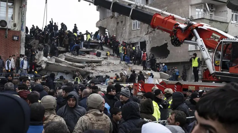 Soccorsi in atto nelle zone terremotate