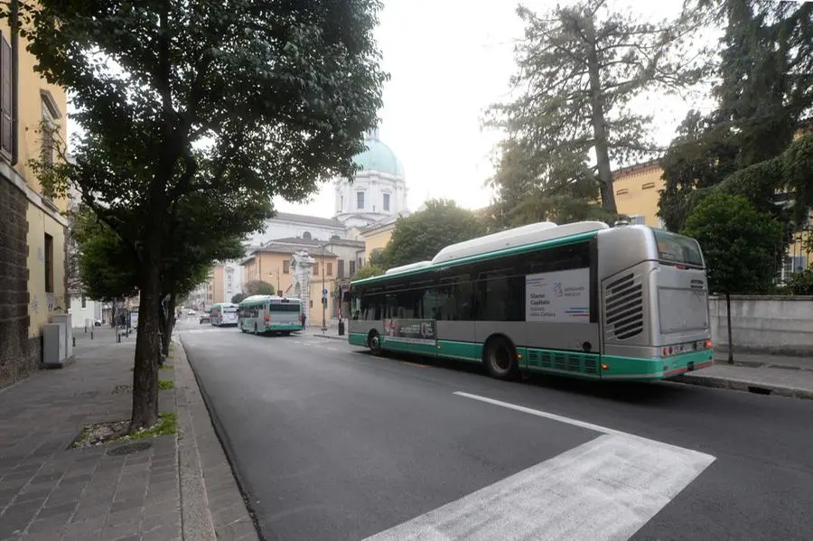 I bus in sosta alle fermate di via Mazzini a Brescia