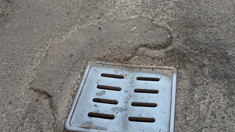 Brescia, un percorso a ostacoli  fra asfalto e marciapiedi