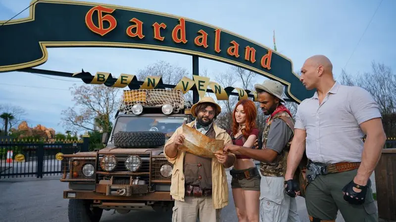 I cosplayer che hanno posato le prime piante del labirinto targato Jumanji a Gardaland