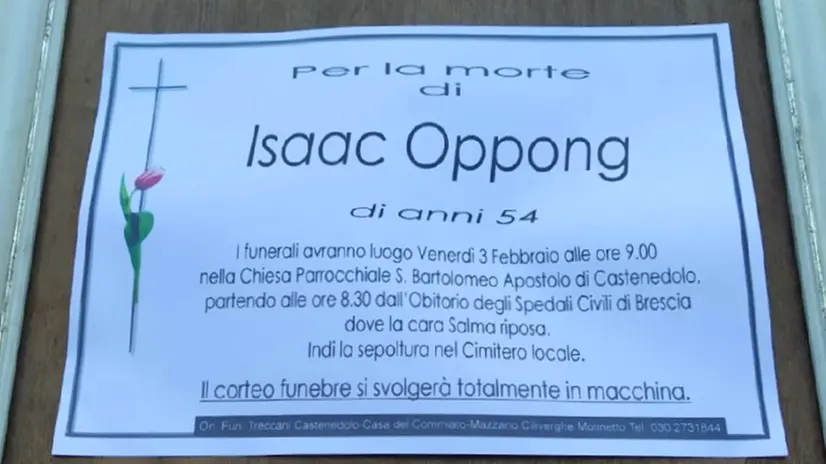 Il necrologio affisso fuori dalla Parrocchiale di Castenedolo - © www.giornaledibrescia.it