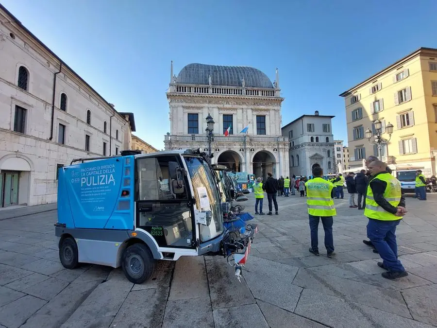 I nuovi mezzi di Aprica per la campagna «Facciamo di Brescia la capitale della gentilezza, del rispe