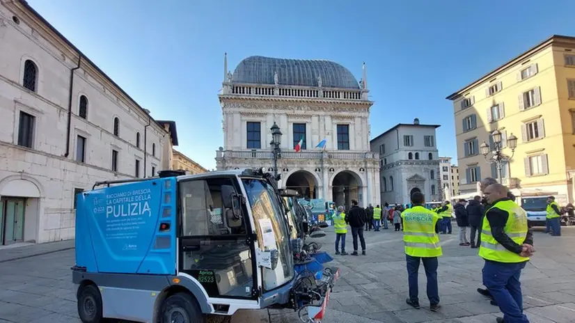 I nuovi mezzi di Aprica per la campagna «Facciamo di Brescia la capitale della gentilezza, del rispe