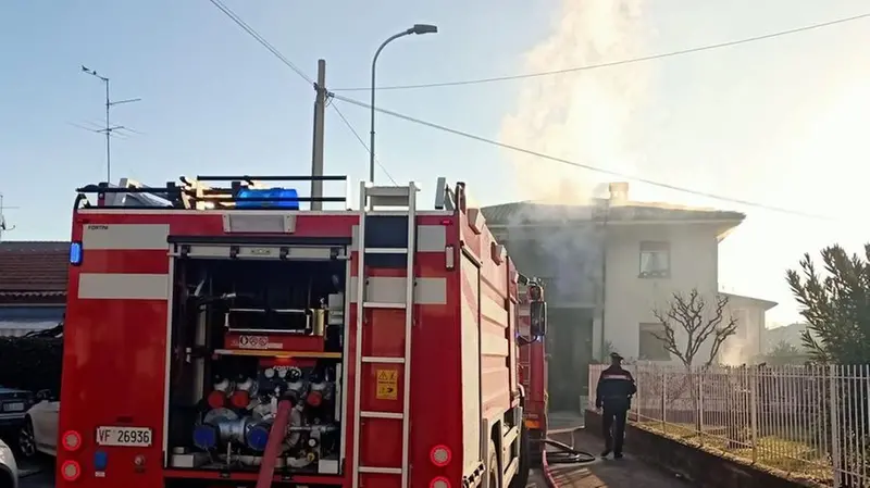 Palazzolo, fiamme e fumo nella villetta: Vigili del Fuoco al lavoro - © www.giornaledibrescia.it