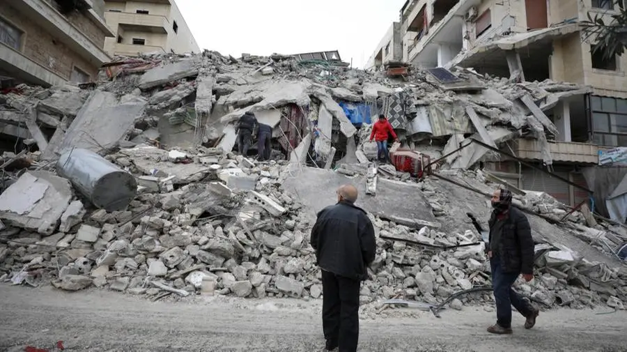 Alcuni edifici distrutti a Diyarbakir, Turchia, e a Hama, Siria