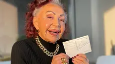 Lilly Lanza, 87 anni, con la cartolina firmata da Picasso  - © www.giornaledibrescia.it
