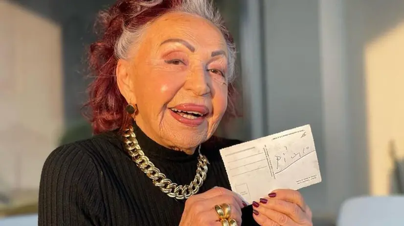 Lilly Lanza, 87 anni, con la cartolina firmata da Picasso  - © www.giornaledibrescia.it