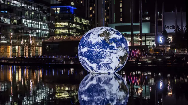 L'opera «Floating Earth – Gaia» di Luke Jerram - Foto di Chrys Payne