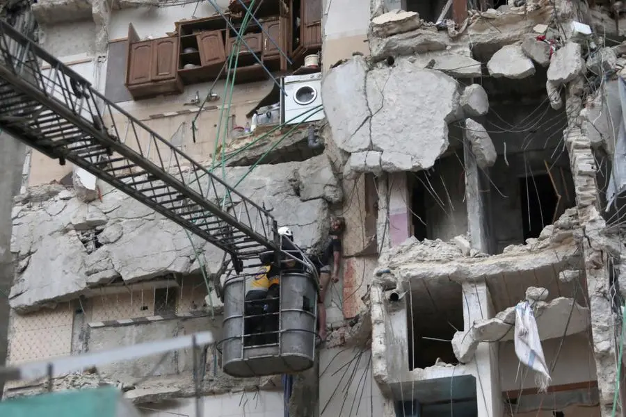 Alcuni edifici distrutti a Diyarbakir, Turchia, e a Hama, Siria