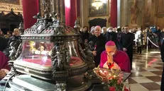 La messa nella basilica dei Santi Faustino e Giovita