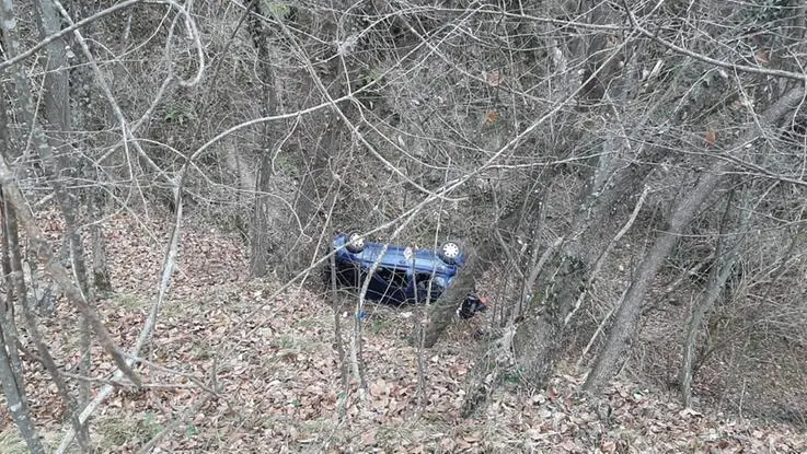 L'auto caduta nel dirupo a Lumezzane