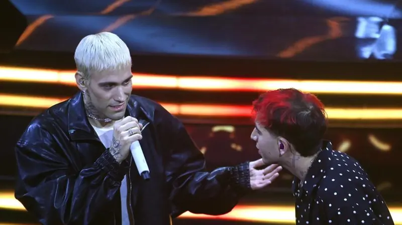 Mr. Rain e Fasma cantano Qualcosa di grande a Sanremo