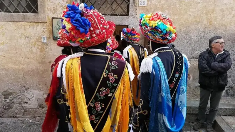 I preziosi cappelli dei balarì, decorati con nastri e gioielli di famiglia - © www.giornaledibrescia.it