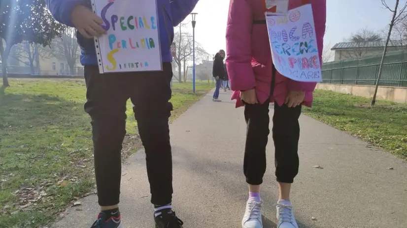 Alcuni dei bambini e delle bambine della scuola primaria Giovanni XXIII di Brescia
