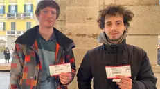 Alberto e Stefano, i primi due ad acquistare il biglietto per vedere Quentin Tarantino - © www.giornaledibrescia.it