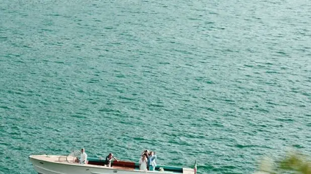 Una sposa arriva a Monte Isola in motoscafo - Foto tratta da Instagram