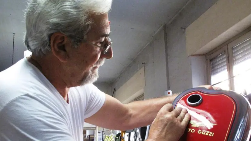 Al lavoro: Renato Poinelli nel suo laboratorio