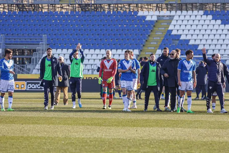 La squadra lascia il campo dopo la sconfitta con il Modena al Rigamonti - Foto New Reporter Nicoli © www.giornaledibrescia.it