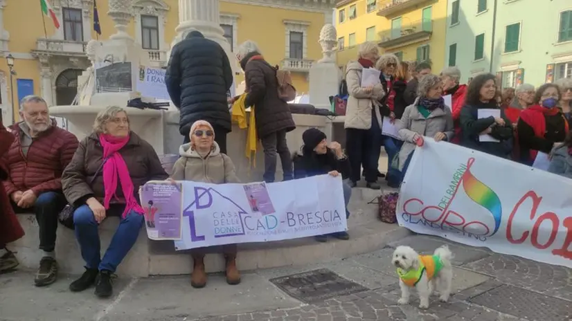 «Donna, vita, libertà»: la manifestazione in centro a Brescia