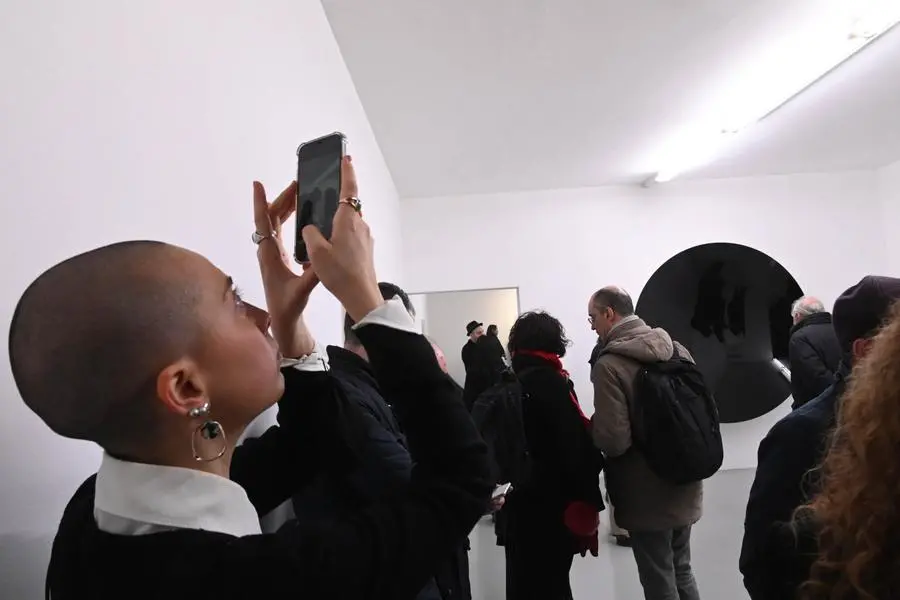 Il vernissage della mostra di Anish Kapoor e Giulio Paolini alla Galleria Massimo Minini
