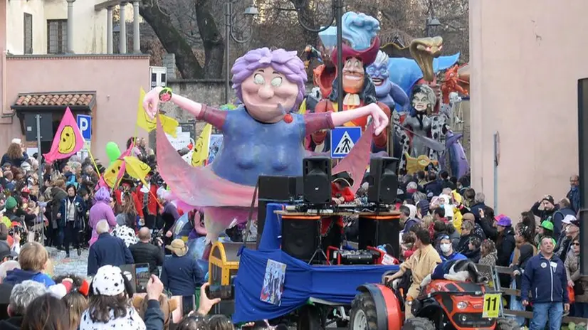 La sfilata dei carri allegorici del Carnevale 2023 a Erbusco