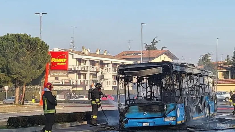 Desenzano, autobus distrutto dalle fiamme