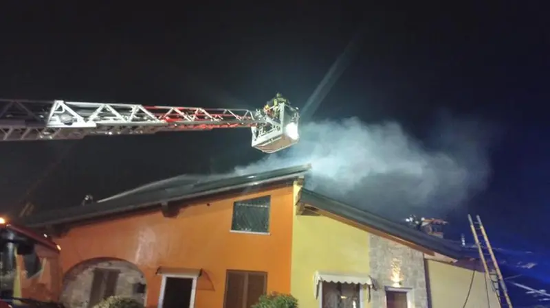 Le fiamme a Ghedi si sarebbero propagate dalla canna fumaria