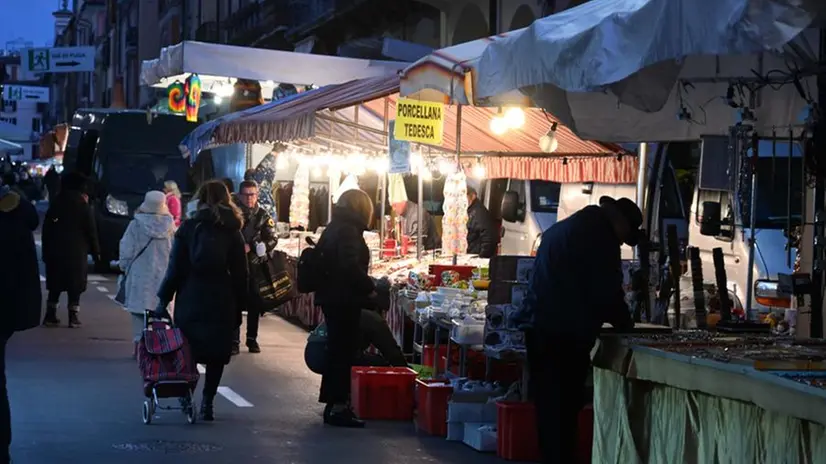 L'allestimento delle bancarelle per il ritorno della Fiera di San Faustino