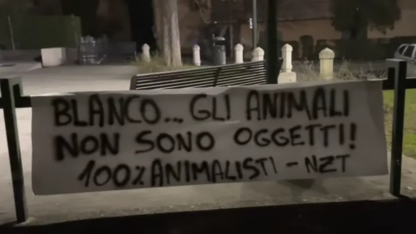 Lo striscione contro Blanco fuori dal municipio di Calvagese