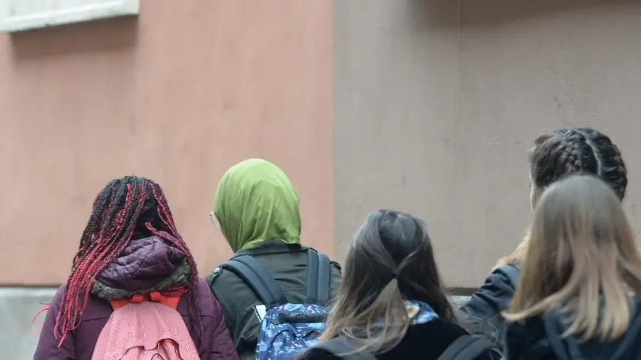 Studentesse di origini diverse in una scuola della città - © www.giornaledibrescia.it
