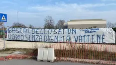 Gli striscioni esposti fuori dal centro sportivo del Brescia