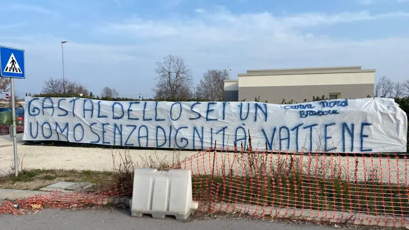 Gli striscioni esposti fuori dal centro sportivo del Brescia