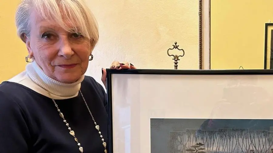 Silvana Baldo con il quadro ricevuto in regalo da Franco Zeffirelli - © www.giornaledibrescia.it