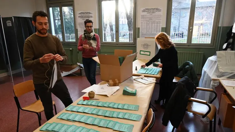 Un seggio bresciano alla prima giornata di voto delle Regionali 2023